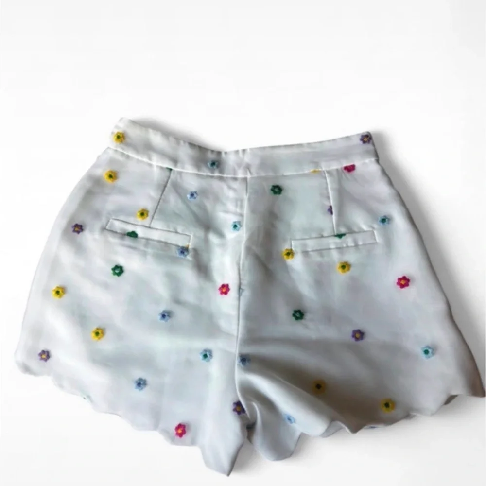TCEC White High-Waist Floral Embroidered Scallop Hem Shorts